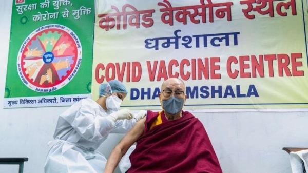 دالایی لاما رهبر معنوی بودائیان برای ترغیب مردم واکسن کرونا زد