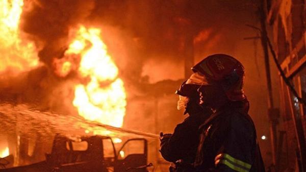 15 نفر در جریان آتش سوزی انبار خیابان قلمستان نجات یافتند