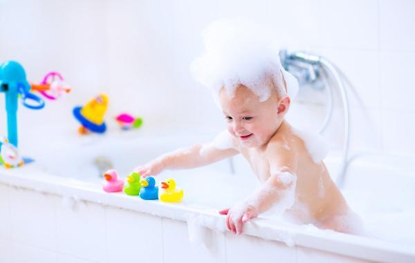 چک لیست و راهنمای کامل حمام کودک؛ همه آنچه باید آماده کنیم